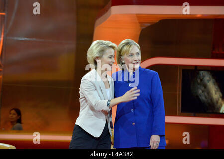 Berlin, Allemagne. Le 06 juillet, 2014. Le ministre allemand de la défense, Ursula von der Leyen (L) et l'ex-secrétaire d'État américaine Hillary Rodham Clinton assister à l'émission de télévision allemande 'Guenther Jauch' à Berlin, Allemagne, 06 juillet 2014. Le thème de l'émission était "Les femmes au pouvoir !". Photo : Karlheinz Schindler/dpa/Alamy Live News Banque D'Images