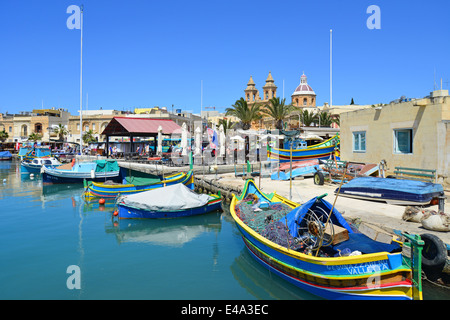 Luzzu bateaux dans le port de Marsaxlokk Marsaxlokk, Sud, le District de l'Est, Malte Xlokk Région, République de Malte Banque D'Images