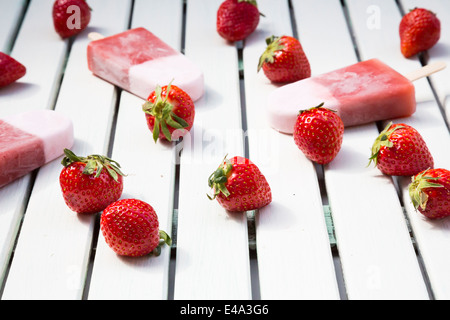 Trois mini cassata glacés et fraises à bois blanc Banque D'Images