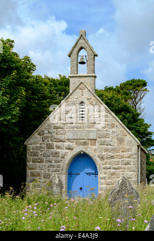 Jolie petite chapelle avec porte bleue et clocher à l'église St Uny sur la côte de Cornouailles à Lelant près de St Ives Banque D'Images