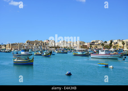 Luzzu bateaux dans le port de Marsaxlokk Marsaxlokk, Sud, le District de l'Est, Malte Xlokk Région, République de Malte Banque D'Images