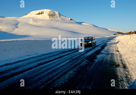 Route en hiver avec des amoncellements de neige Banque D'Images