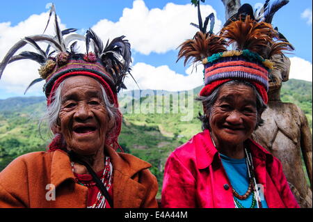 Les femmes d'Ifugao traditionnel habillé assis à Banaue, l'UNESCO, le nord de Luzon, Philippines, en Asie du sud-est Banque D'Images