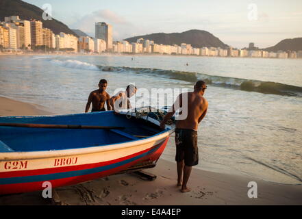 Les pêcheurs de prendre leur bateau à l'aube, Copacabana, Rio de Janeiro, Brésil, Amérique du Sud Banque D'Images