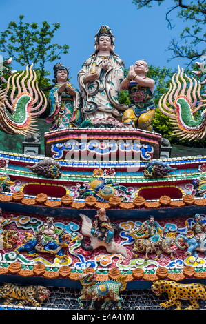 Ornée de couleurs, sur le toit du temple Guandu, Guandu, Taipeh, Taiwan, l'Asie Banque D'Images