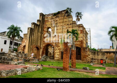 Ruines de l'hôpital de San Nicolas de Bari, dans la vieille ville, l'UNESCO, Santo Domingo, République dominicaine, Antilles, Caraïbes Banque D'Images