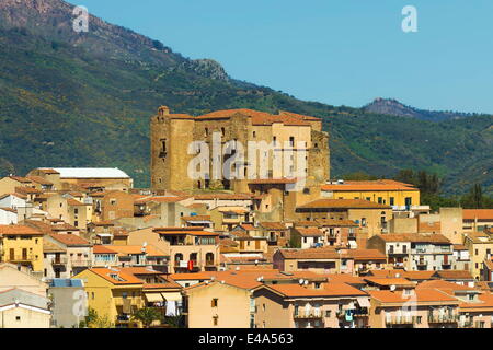 Château arabo-normand qui donne cette ville près de Cefalu son nom de bon château (Milazzo), Province de Palerme, Sicile, Italie Banque D'Images