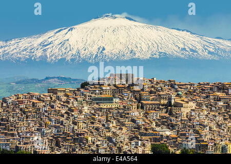 Hill town avec fond de volcan Etna enneigé, Gangi, Province de Palerme, Sicile, Italie, Méditerranée, Europe Banque D'Images