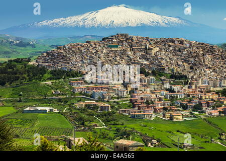 Hill town avec fond de volcan Etna enneigé, Gangi, Province de Palerme, Sicile, Italie, Méditerranée, Europe Banque D'Images