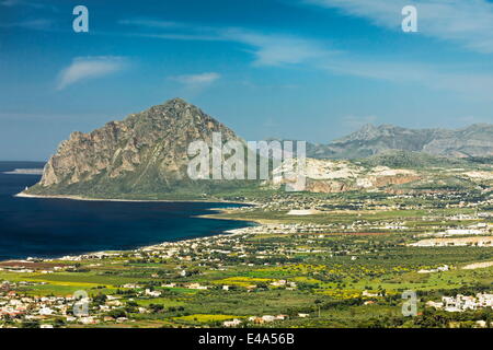 Le calcaire Monte Cefano, réserve naturelle et site d'escalade, s'avance dans la mer au nord-est de Trapani, Trapani, Sicile, Italie Banque D'Images