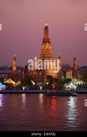 Wat Arun (Temple de l'aube) et de la rivière Chao Phraya par nuit, Bangkok, Thaïlande, Asie du Sud-Est, Asie Banque D'Images