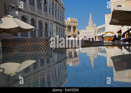 Le souq Waqif et restauré de la mosquée en spirale Kassem Darwish Fakhroo Centre islamique, au Qatar, au Moyen-Orient Banque D'Images