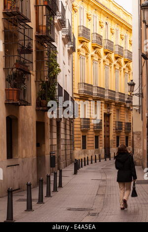 Une rue étroite dans le centre historique de Valence, Espagne, Europe Banque D'Images
