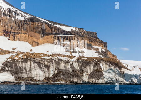 Tuf volcanique de couleur rouille falaises au-dessus un glacier à Brown Bluff, côté est de la péninsule Tabarin, mer de Weddell, l'Antarctique Banque D'Images