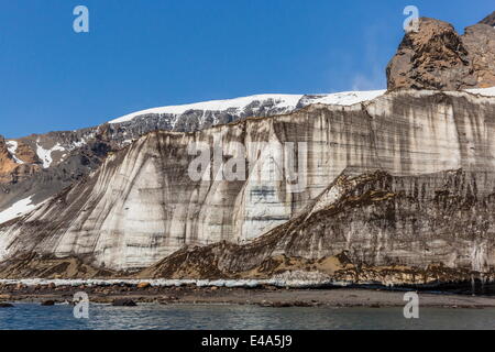 Tuf volcanique de couleur rouille falaises au-dessus un glacier à Brown Bluff, côté est de la péninsule Tabarin, mer de Weddell, l'Antarctique Banque D'Images