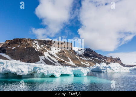 Tuf volcanique de couleur rouille falaises de Brown Bluff, côté est de la péninsule Tabarin, mer de Weddell, l'Antarctique, régions polaires Banque D'Images