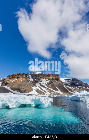 Tuf volcanique de couleur rouille falaises de Brown Bluff, côté est de la péninsule Tabarin, mer de Weddell, l'Antarctique, régions polaires Banque D'Images