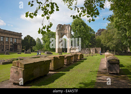 Cercueils romains et ruines de l'abbaye St Mary's dans Spring Museum Gardens York North Yorkshire England Royaume-Uni GB Grande-Bretagne Banque D'Images