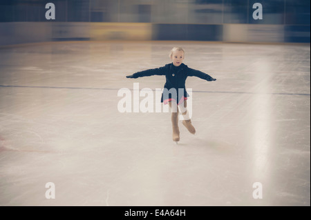 Jeune femme, patineuse artistique déménagement sur patinoire à la concurrence Banque D'Images