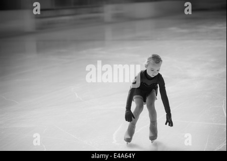 Jeune femme, patineuse artistique déménagement sur patinoire à la concurrence Banque D'Images