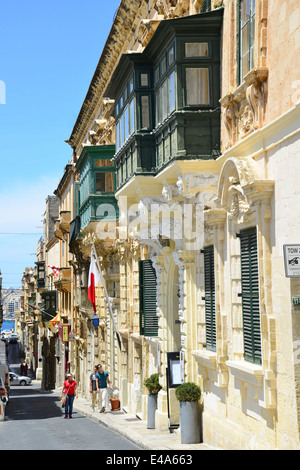 Rue en pente étroite avec gallarija Il-Belt balcons, La Valette (Valletta), quartier du port du Sud, Malte, Malte Région Xlokk Banque D'Images