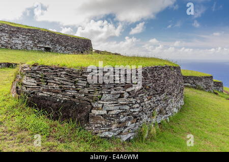 Maisons en pierre au village d'Orongo, un site cérémoniel Birdman sur l'île de Pâques, parc national de Rapa Nui, l'UNESCO, l'île de Pâques, Chili Banque D'Images