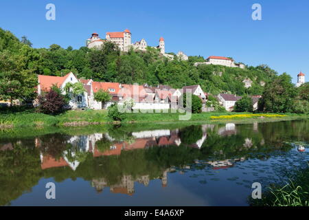 Harburg Château se reflétant dans la rivière Wornitz, Harburg, Route Romantique, Allgaeu Bayerisch souabe, Bavière, Allemagne, Europe Banque D'Images