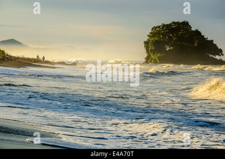 Regarder le lever du soleil sur le tourisme le Bahia Solano beach Banque D'Images