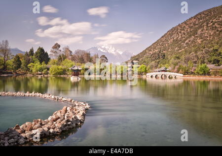 (Heilongtan) étang du Dragon Noir dans le Jade Spring Park, Lijiang, Yunnan, Chine, Asie Banque D'Images