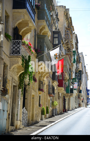 Rue en pente étroite avec gallarija Il-Belt balcons, La Valette (Valletta), quartier du port du Sud, Malte, Malte Région Xlokk Banque D'Images