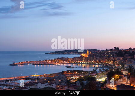 Un paysage urbain de Menton au crépuscule, Provence-Alpes-Côte d'Azur, d'Azur, France, Europe, Méditerranée Banque D'Images