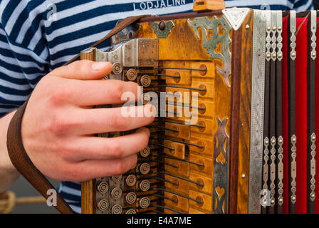 Accordéon, groupe ethnique, de musiciens, de la rivière Emajogi, Tartu, Estonie, pays Baltes, Europe Banque D'Images