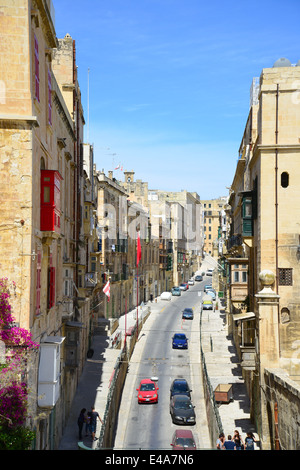 Rue en pente étroite avec gallarija Il-Belt balcons, La Valette (Valletta), quartier du port du Sud, Malte, Malte Région Xlokk Banque D'Images