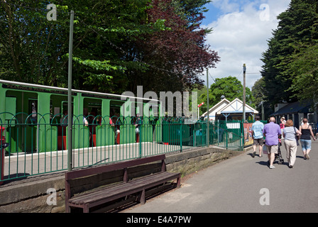 Les visiteurs touristes touristes à Peasholm Park Station en été North Bay Scarborough North Yorkshire Angleterre Royaume-Uni GB Grande-Bretagne Banque D'Images