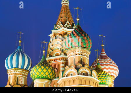 Dômes en oignon de la cathédrale Saint-Basile sur la Place Rouge illuminé la nuit, UNESCO World Heritage Site, Moscou, Russie, Europe Banque D'Images