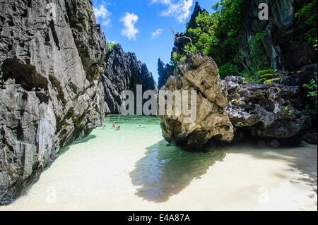 Hidden Bay avec de l'eau claire comme du cristal dans l'archipel de Bacuit, Palawan, Philippines, Asie du Sud, Asie Banque D'Images