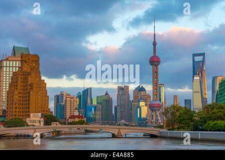 Du Quartier Financier de Pudong skyline, y compris l'Oriental Pearl Tower, et le pont sur la rivière Suzhou Qianlvchen (Creek), Shanghai, Chine Banque D'Images