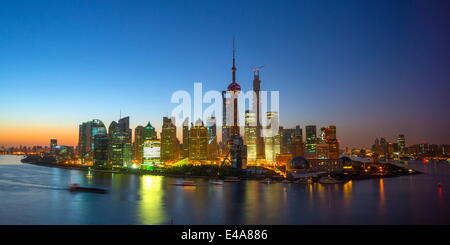 Financial District skyline y compris tour Oriental Pearl Tower, Shanghai et Pudong District, la rivière Huangpu, Shanghai, Chine Banque D'Images