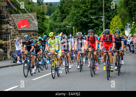 Le peloton à la tête de Cragg Road, Cragg Vale dans le West Yorkshire au cours de l'étape 2 du Grand Départ. Banque D'Images