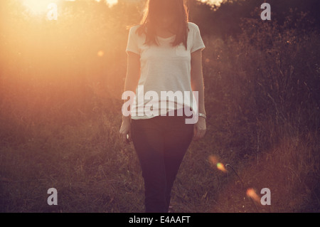 Mid adult woman standing in field Banque D'Images