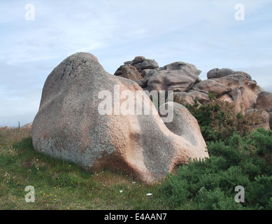 Les rochers de granit autour de Perros-Guirec sur la Côte de Granit Rose en Bretagne, France Banque D'Images