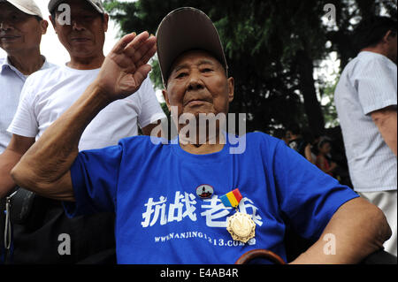 (140707) -- NANJING, 7 juillet 2014 (Xinhua) -- Un ancien combattant de la guerre Anti-Japan Yuan Rusheng donne un salut de l'armée au cours d'une visite à la Nanjing Massacre Memorial Hall à Nanjing, capitale de la province de Jiangsu, Chine orientale, le 7 juillet 2014. Seize anciens combattants qui ont participé à la guerre du peuple chinois de résistance contre l'agression japonaise (1937-1945), ou la seconde guerre sino-japonaise, a visité le Nanjing Massacre Memorial Hall le lundi pour marquer le 77e anniversaire de l'éclosion de la guerre le 7 juillet 1937. Banque D'Images