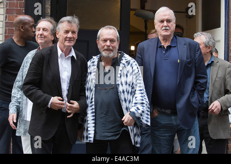 Les Monty Python photocall avec Eric Idle, Michael Palin, Terry Gilliam, John Cleese et Terry Jones (caché), London Palladium. Banque D'Images