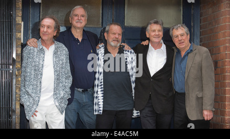 Les membres de Monty Python Eric Idle, John Cleese, Terry Gilliam, Michael Palin et Terry Jones à un photocall à Londres Banque D'Images