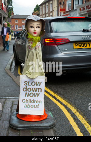 Signe de la circulation les conducteurs d'avertissement à ralentir pour enfants dans Much Wenlock, Shropshire, Angleterre Banque D'Images