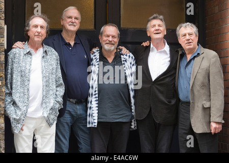 Les membres de Monty Python Eric Idle, John Cleese, Terry Gilliam, Michael Palin et Terry Jones à un photocall à Londres Banque D'Images