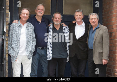 Les membres de Monty Python Eric Idle, John Cleese, Terry Gilliam, Michael Palin et Terry Jones à un photocall à Londres Banque D'Images