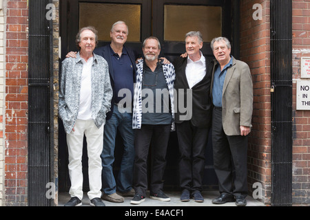 Les membres de Monty Python Eric Idle, John Cleese, Terry Gilliam, Michael Palin et Terry Jones à un photocall à Londres Banque D'Images