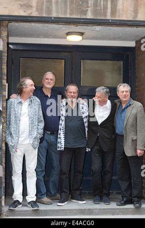 Les membres de Monty Python Eric Idle, John Cleese, Terry Gilliam, Michael Palin et Terry Jones à un photocall à Londres Banque D'Images