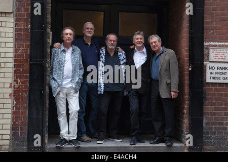 Les membres de Monty Python Eric Idle, John Cleese, Terry Gilliam, Michael Palin et Terry Jones à un photocall à Londres Banque D'Images